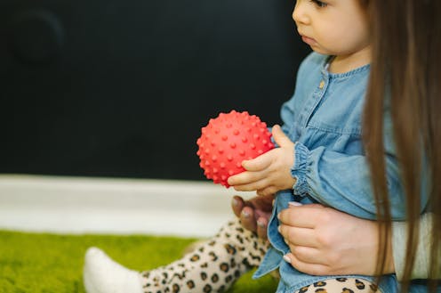 Tras la comunicación por parte de las autoridades españolas del “Plan de transición a la nueva normalidad”, se plantea el inicio de un proceso de desescalada en el ámbito educativo con el regreso parcial a las aulas de, entre otros, los niños de 0 a 6 años.
