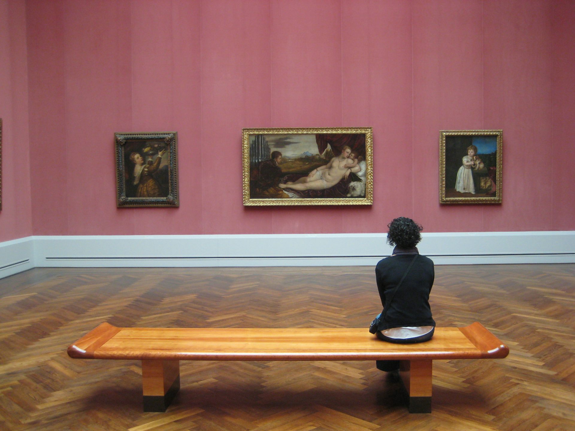 Los museos de todo el mundo, tras semanas desiertos, ven ya más cerca la ansiada vuelta a la (nueva) normalidad. Tomadas las medidas de seguridad y conservación preventiva para proteger las colecciones e instalaciones, ¿qué ha pasado con los otros dos vectores imprescindibles para que los museos existan, sus profesionales y los visitantes? ¿Qué han hecho las cúpulas gerenciales de los museos para mantener el puesto de trabajo de su personal y para mantener el servicio público que venían ofreciendo a la sociedad?