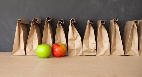 La alimentación de los niños durante el confinamiento, cuando no hay servicio de comedor escolar, ha atraído la atención pública. Especialmente el caso de los becados, con la situación en Madrid en el punto de mira.