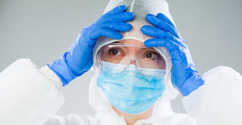 En diciembre de 2019, Li Wenliang (35 años), oftalmólogo de Wuhan, comunicó que había visto pacientes con síntomas semejantes al SARS (Síndrome Respiratorio Severo Agudo), causante de cantidad de muertes en China en 2002-03. Fue el primero en dar la voz de alarma. Lamentablemente, él mismo contrajo el virus en enero, tras atender a una paciente con glaucoma que padecía la COVID-19. Li ingresó en el hospital, pero no fue diagnosticado con un test de PCR hasta el 1 de febrero, cuando ya tenía síntomas severos.