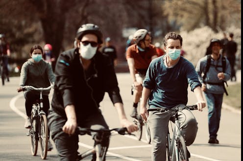 El numero de gente que circula en bicicleta o a pie en espacios públicos se ha disparado durante la crisis del coronavirus. Muchas ciudades, desde Bogotá a Berlín o Vancuver, han expandido los carriles bici y caminos públicos para dar cabida a todos los ciclistas.