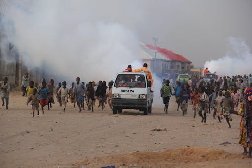 África alberga 41 de los 59 países de bajos ingresos del Fondo Monetario Internacional, que son estructuralmente más vulnerables a las conmociones externas, como la COVID-19. La pandemia está afectando a las economías a medida que los gobiernos implementan procedimientos de aislamiento cada vez más agresivos para detener la tasa de propagación del virus. También está agotando los sistemas de salud nacionales, generalmente débiles, del continente.