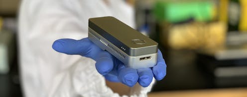 La pandemia de COVID-19 ha sacado a la luz que necesitamos protocolos analíticos innovadores y rápidos, que puedan ser implementados en primera línea de actuación en hospitales. Entre todas las tecnologías de secuenciación existentes, la secuenciación por nanoporos destaca por su rapidez, flexibilidad y bajo coste de inversión. Se realiza con un instrumento portátil que cabe en la palma de la mano y permite la secuenciación completa de virus en menos de 8 horas.