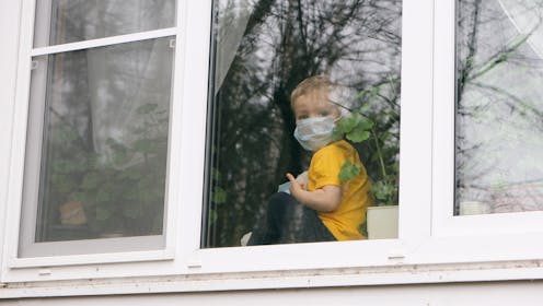 Los niños y niñas han aceptado las normas establecidas debido al COVID-19, entendiendo perfectamente que tienen que estar en casa y también el porqué de esta restricción. Además, representan claramente el COVID-19 como un enemigo al que hay que vencer y apuestan por la sanidad, idolatrando a los médicos hasta convertirlos en héroes a los que hay que ayudar. Pero lloran más, están más nerviosos y tristes, se enfadan más y, en algunos casos, afirman sentirse solos: echan de menos a sus amigos.