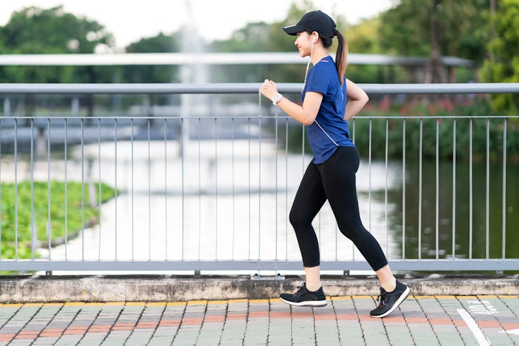 A brisk 20-minute walk provided a boost in energy and alertness. (Shutterstock)