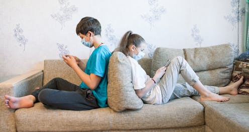 La tecnología ha ido cobrando un gran protagonismo en la vida de los más jóvenes en la última década. Su uso extensivo ha desbancado a actividades de ocio como es la lectura, el deporte o las actividades artísticas tradicionales y las ha despojado de atractivo para muchos de ellos. La necesidad de inmediatez tecnológica y de conexión completa las 24 horas del día está condicionando el modo de relacionarse social y familiarmente.