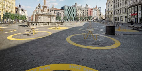 Un 85% de la población afectada por la COVID-19 vive en áreas urbanas. A su vez, más del 80% de la fuerza de trabajo global se ha visto afectado por el confinamiento de una manera total o parcial. Esto nos lleva a fijar la mirada en las ciudades como focos de contagio cuya normalidad post-pandemia debe orquestarse mediante medidas que buscan preservar la llamada distancia social.