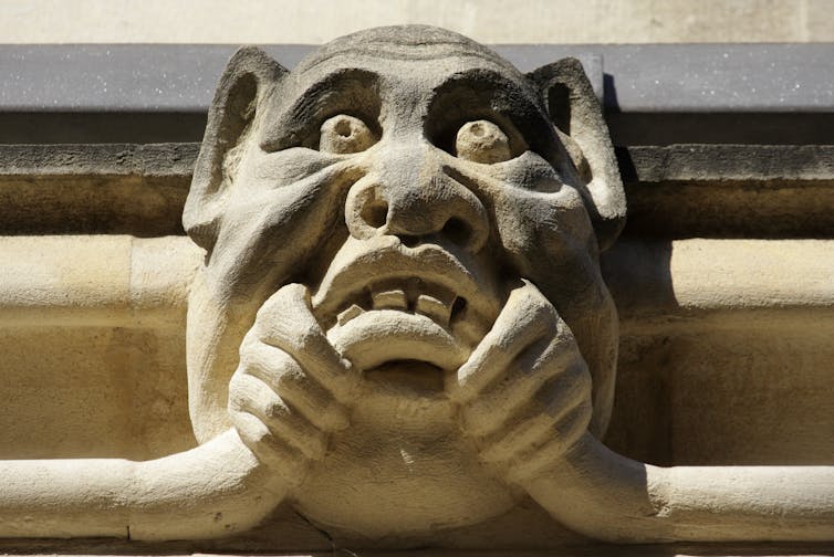 Una extraña gárgola, mitad hombre y mitad cerdo, masca algo en una fachada del Exeter College, en la Universidad de Oxford. Apexphotos / Getty Images