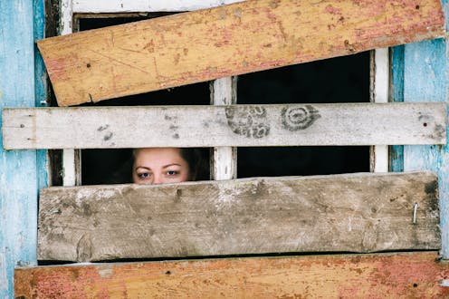 En la desescalada, son muchos los que han descubierto que no se estaba tan mal confinados. Durante las primeras semanas de enclaustramiento hasta hubo un descenso notable de la tasa de suicidios y las urgencias psiquiátricas. Las víctimas del bullying se sintieron aliviadas, al igual que todas las personas extremadamente susceptibles o con fobia al contacto social. Incluso una buena parte de los que se consideran “normales” lo llevaron muy bien: leyeron, vieron series, ordenaron sus cosas, hablaron con la familia… Cosas que antes sus ajetreadas vidas les impedían hacer.