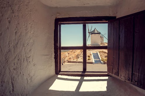 Don Quijote, fiel a sus principios y a su determinación, se ha decidido a hacer su “cuarta” salida o viaje en lo que supone una de sus aventuras más apasionantes para tratar de acercar su propia vida a quienes quieran conocerle más intensamente.