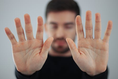 El tacto es un sentido fundamental para un gran sector de la población: los invidentes y las personas con baja visión. No obstante, esta pandemia nos obliga a cumplir unas normas de distanciamiento higiénico que quienes necesitan tocar para ver tienen complicado cumplir.