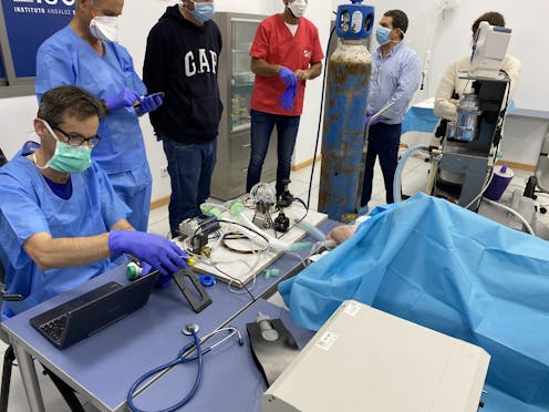 El problema que me plantearon era claro: en dos semanas se colapsará el sistema de salud español, ¿cómo se puede tener en ese tiempo un respirador útil para la COVID-19? No queremos que ningún médico se vea obligado que decidir quien vive o quien muere por su desabastecimiento. Me definieron el reto: una tecnología que llevase a un respirador, fácil de fabricar, robusta y que adquirir sus componentes no fuese una misión imposible. Todo ello con un límite de tiempo.