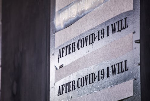 Durante los últimos meses estamos viviendo tiempos extraños, ajenos, distópicos. Y sin embargo, así son nuestros tiempos, así es la experiencia colectiva más importante en lo que llevamos de siglo XXI. Sin quitar importancia a otros acontecimientos relevantes pasados (guerras y migraciones) o actuales (cambio climático), lo especial de la pandemia es que la COVID-19 no solo es global, sino inesperada –al menos para la población no experta–.