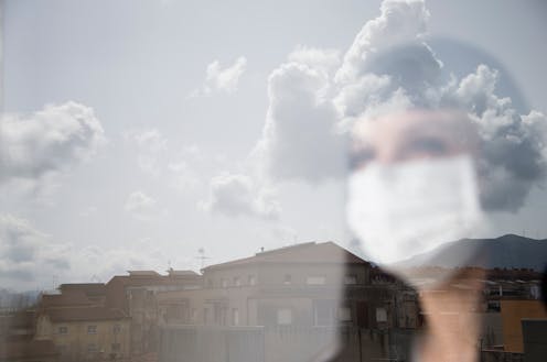 Si ha habido una frase que se ha repetido como un mantra a lo largo de la pandemia de COVID-19, esta ha sido: “aplanemos la curva”. Y es que había una necesidad urgente de frenar los contagios del virus, de modo que el número de infectados dejara de crecer exponencialmente, para así poder tratar adecuadamente a los enfermos.