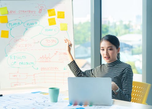 El confinamiento derivado de la pandemia de la COVID-19 ha supuesto una imprevista y drástica adaptación sobre la marcha de los procesos de enseñanza-aprendizaje establecidos en la universidad. De un día para otro, el profesorado se vio en la necesidad impuesta de impartir toda su docencia de forma no presencial, y el alumnado tuvo que seguir con sus estudios sin salir de casa.