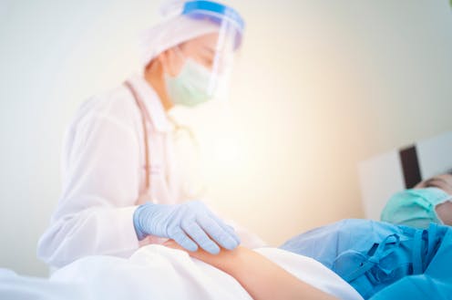 En la atención sanitaria, no se puede entender la humanización de la salud sin aludir al concepto de cuidado. Albert Jovell fue un médico y paciente oncológico que lo supo expresar de manera contundente: