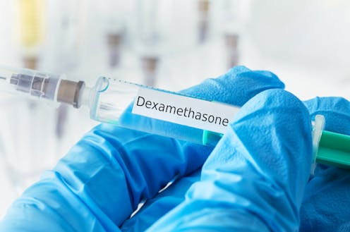 Esta semana, la Universidad de Oxford (Reino Unido) aseguró mediante una nota de prensa que la dexametasona reduce el riesgo de muerte en pacientes de COVID-19 con complicaciones respiratorias. Aunque todavía no se ha publicado estudio alguno, el anuncio despertó expectación por formar parte del ensayo RECOVERY, cuyo objetivo es evaluar la eficacia de diferentes fármacos contra el coronavirus.