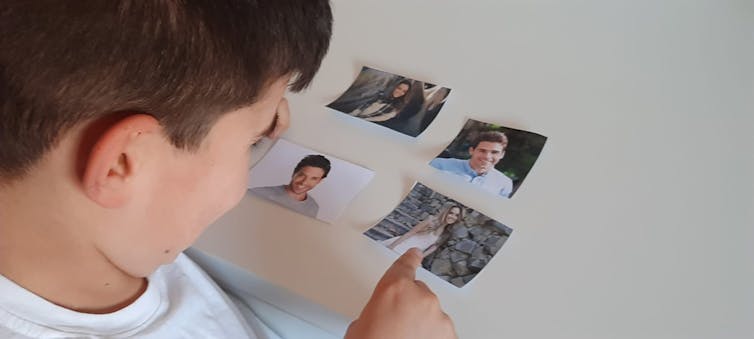 Un niño, durante una de las fases de la investigación. 