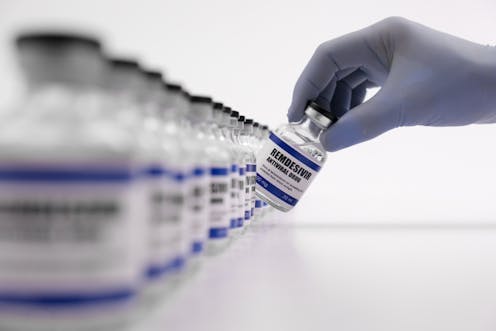 El 1 de mayo, la Agencia para los Alimentos y Medicamentos de Estados Unidos (FDA) emitió una “autorización de uso urgente” para el tratamiento de casos graves de COVID-19 con el antiviral remdesivir. Y el 25 de junio, la Agencia Europea de Medicamentos (EMA) recomendaba a la Comisión Europea su “autorización condicional” para estos pacientes.