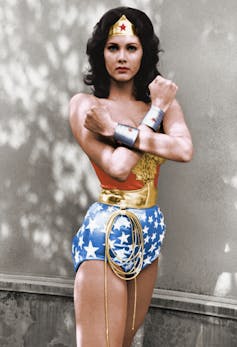 Lynda Carter como la Mujer Maravilla (Wonder Woman) en la serie del mismo nombre, 1976.Wikimedia Commons / ABC Television