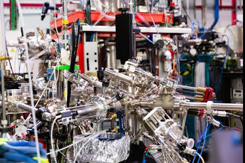 En este momento histórico, las personas que trabajamos en ciencia e investigación, y sobre todo las que tenemos una posición estable, tenemos una responsabilidad tremenda por delante. Y no es buscar una solución al COVID-19, ni resolver el cambio climático, ni cambiar el modelo económico hacia la sociedad del conocimiento.