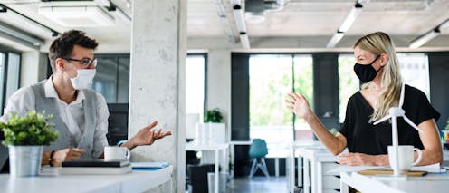 Esta pregunta acerca del mecanismo de transmisión del virus ha sido objeto de un intenso debate en la comunidad científica desde el inicio de la pandemia, a veces con posiciones contradictorias. Pero, como siempre en medicina, nunca hay una respuesta simple.