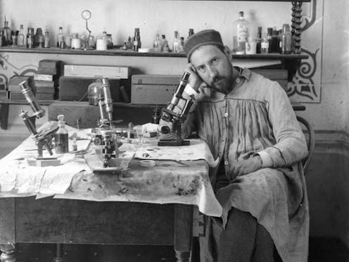 Santiago Ramón y Cajal ejerció como catedrático de Anatomía en Valencia entre 1883 y 1887. Por entonces, la psicoterapia hipnótica y sugestiva, heredera del mesmerismo y del braidismo, era una materia de gran actualidad a nivel internacional. Existía entonces una polémica confrontación científica entre dos corrientes francesas ante la que el investigador español no quedó indiferente.