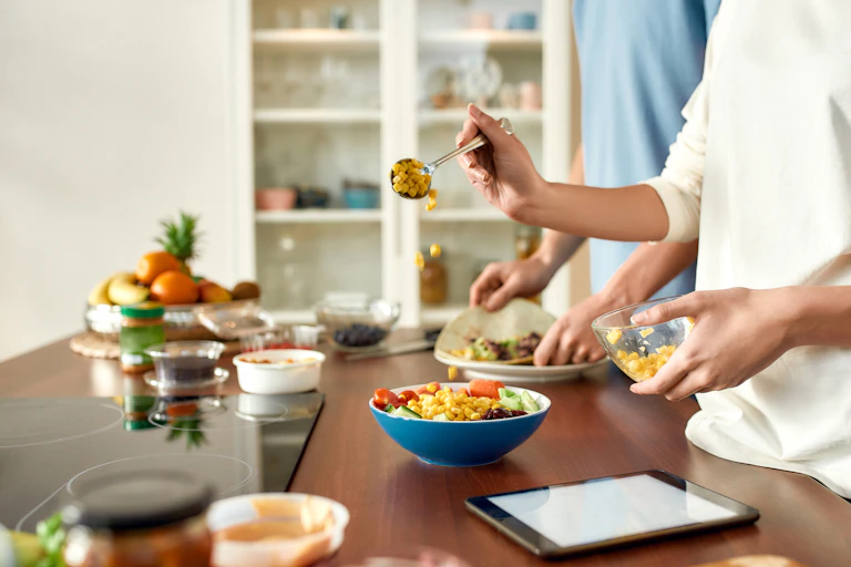 Personnes en train de cuisiner.