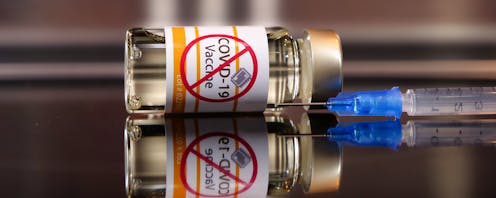 La vacunación contra la COVID-19 (cuando tengamos vacuna) es una de las alternativas para hacerle frente, probablemente la más importante. Lo que no implica que si llega un tratamiento eficaz de los casos más graves no sea otra alternativa esencial.