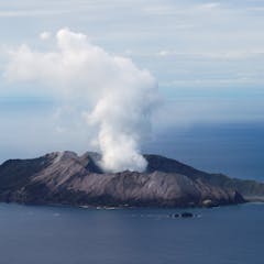 How Qantas and other airlines decide whether to fly near volcanoes