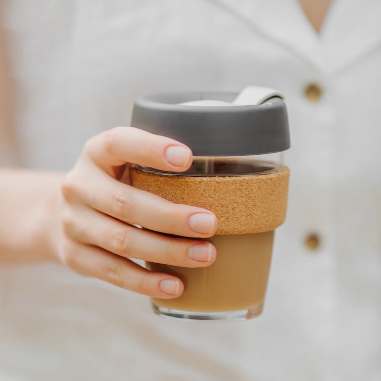 What makes people switch to reusable cups? It's not discounts, it's what others do