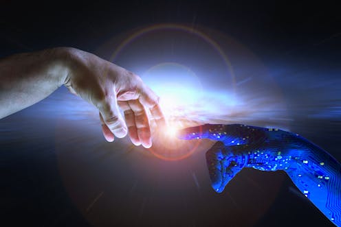 The Imitation Game es el título de la película de 2014 que relata la vida de Alan Turing. La expresión “el juego de imitación” es del propio Turing: son las primeras palabras de su artículo de 1950, Máquinas computacionales e inteligencia, en el que propone su famoso experimento –el Test de Turing– para determinar si una máquina puede pensar.