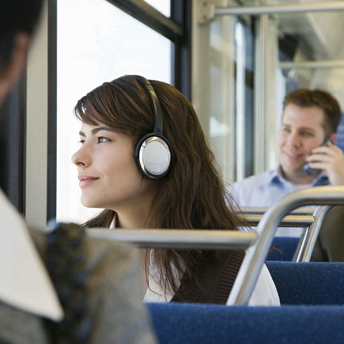 Listen podcasts. Человек в наушниках в автобусе. Человек слушает музыку. В наушниках. Наушники на человеке.