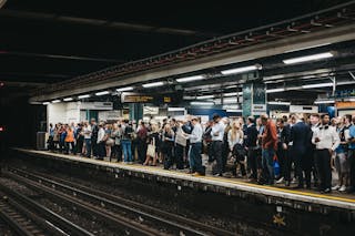 Andén de tren ocupado durante el trayecto a Londres.