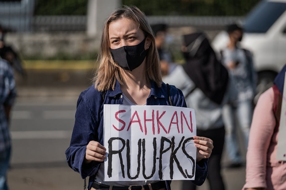 Seorang perempuan memegang poster saat demonstrasi mendukung RUU PKS.