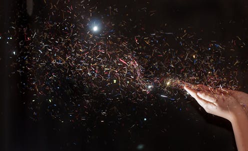 Los microplásticos pueden tener muchos orígenes. Uno de ellos son los productos de uso cotidiano a los que se añaden intencionadamente. La mayoría de las veces, se agregan para mejorar las propiedades del producto y hacer más efectiva y rápida la función que va a desempeñar. En definitiva, para hacernos la vida más fácil.