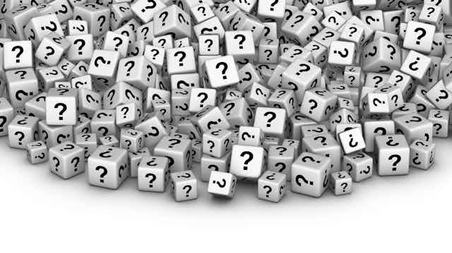 un montón de daos con signos de interrogación