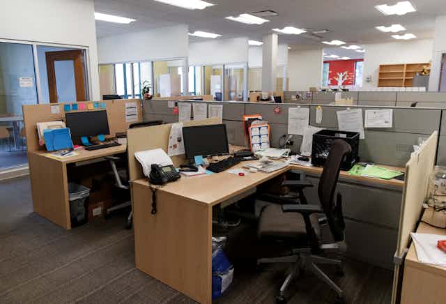 Cubículos y escritorios en un edificio de oficinas.