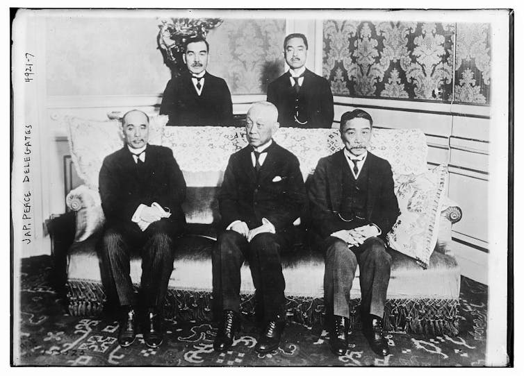 Os cinco membros da delegação japonesa na conferência de paz de Paris.
