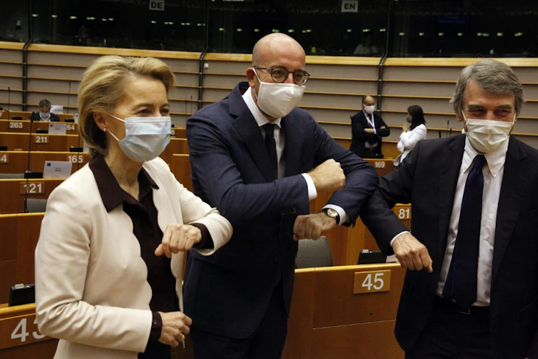 La Présidente de la Commission européenne Ursula Von Der Leyen , le Président du Conseil de l'Europe Charles Michel le Président du Parlement David-Maria Sassoli se saluent à Bruxelles