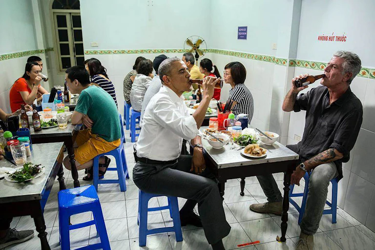 Barack Obama, Anthoy Bourdain restaurant à Hanoi