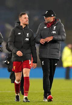 Jurgen Klopp talks to Jordan Henderson on the pitch
