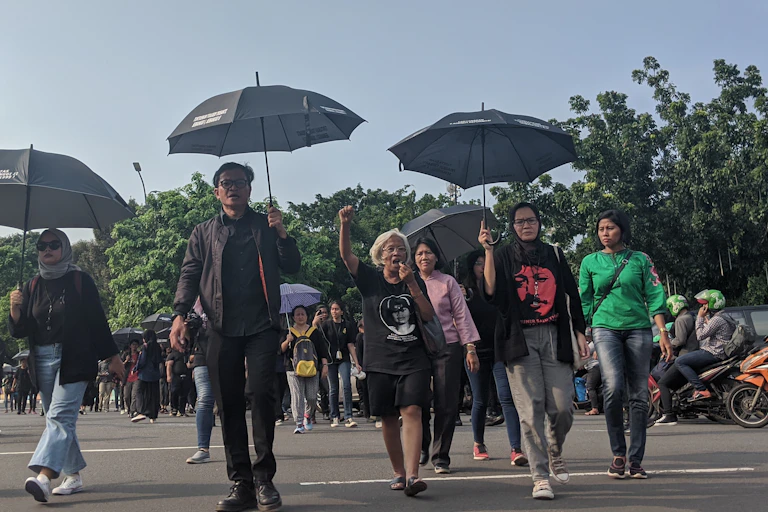 Maria Catarina Sumarsih, ditemani Usman Hamid (kiri) dan Yati Andriyani (kanan) tengah menuju tempat Aksi Kamisan.