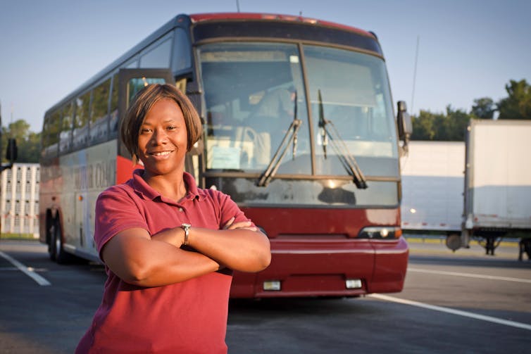 Foto de una mujer conductora de autobús.