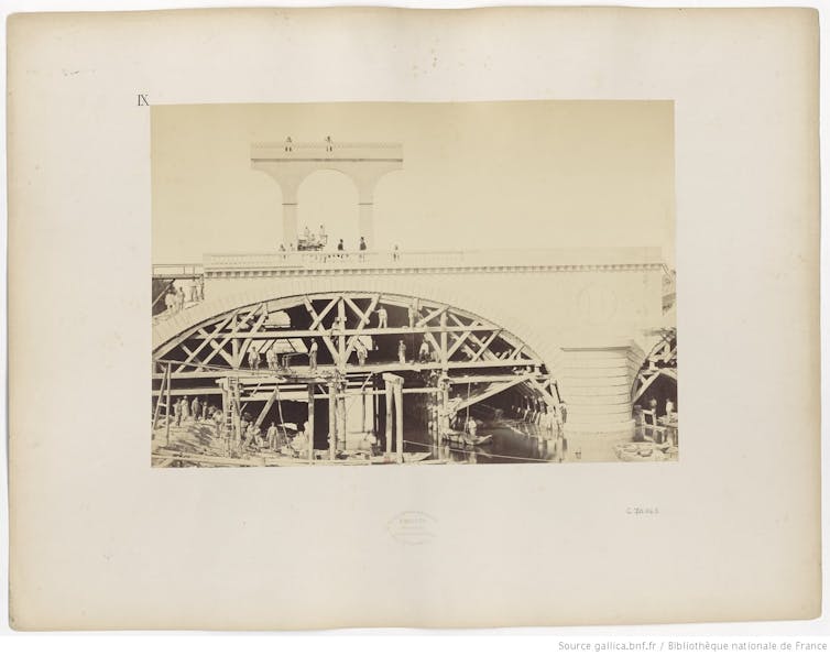 Widok na most w budowie.