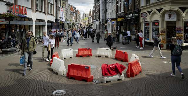  traffic roundabout for pedestrians, cyclists and shoppers is installed at a crossing to promote a direction of moving in the center of Utrecht, to help accommodate social distancing. 