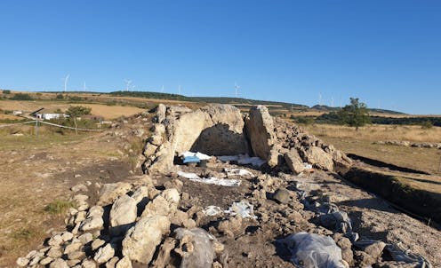 Reinoso es un pequeño pueblo en la comarca burgalesa de La Bureba que se siente orgulloso de su pasado milenario, representado por un sepulcro colectivo conocido por el topónimo en el que se ubica: El Pendón. El equipo que dirijo lleva seis años desentrañando los secretos que encierra entre sus piedras este monumento megalítico construido hace unos 5 500 años.