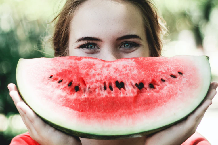 Femme portant une pastèque