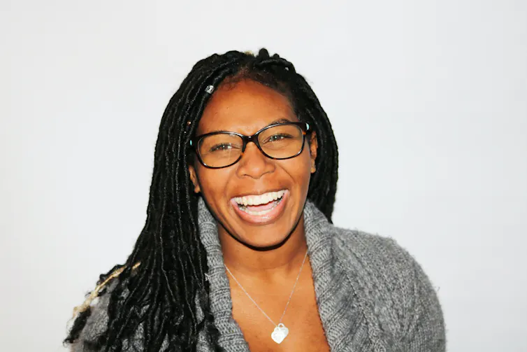 Femme large sourire