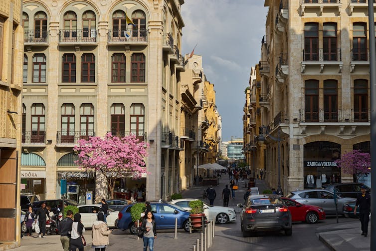 Centre ville avec cafés et immeubles